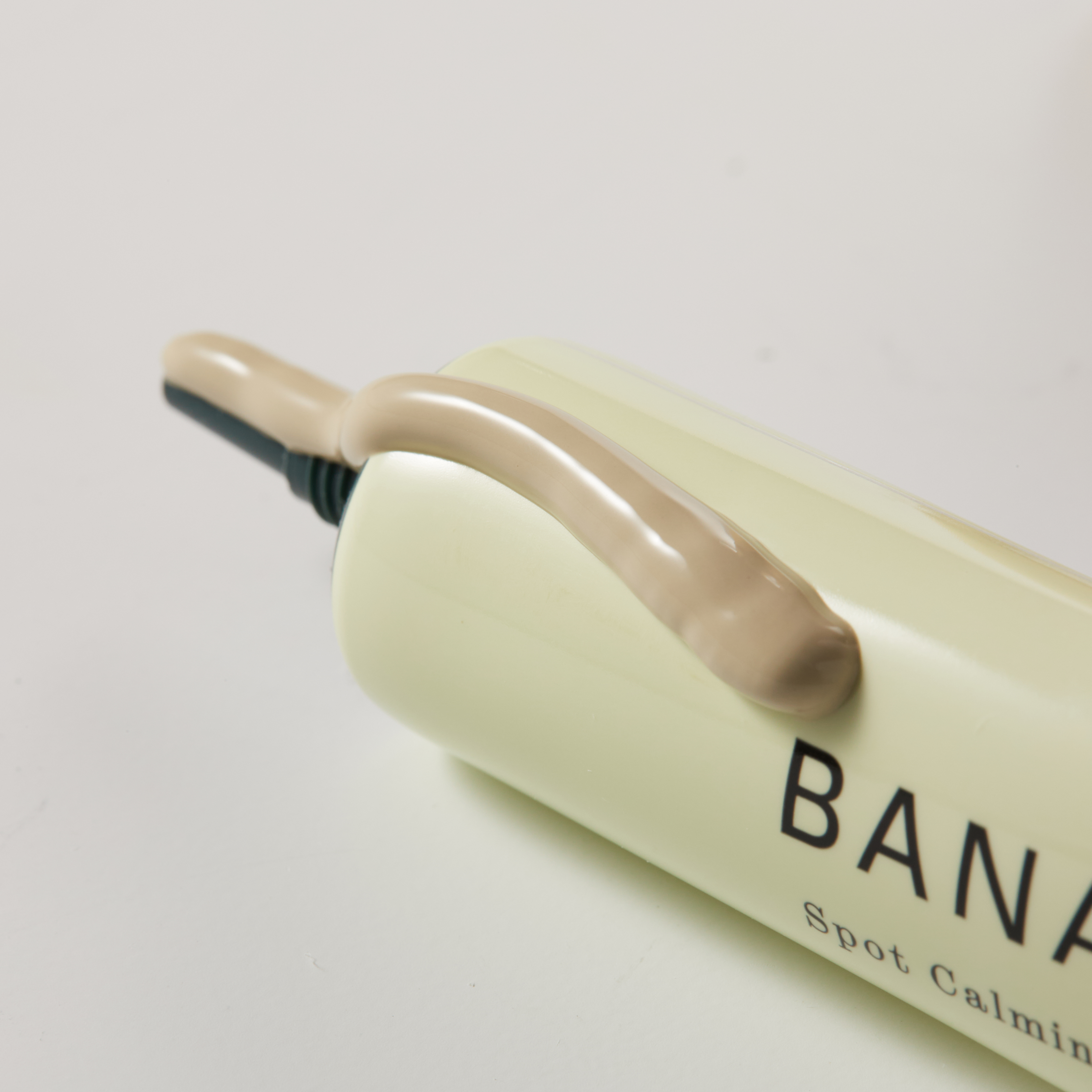 スキンケアクリームとコントロールカラーが1本に。BANANA スポットカーミングクリーム
